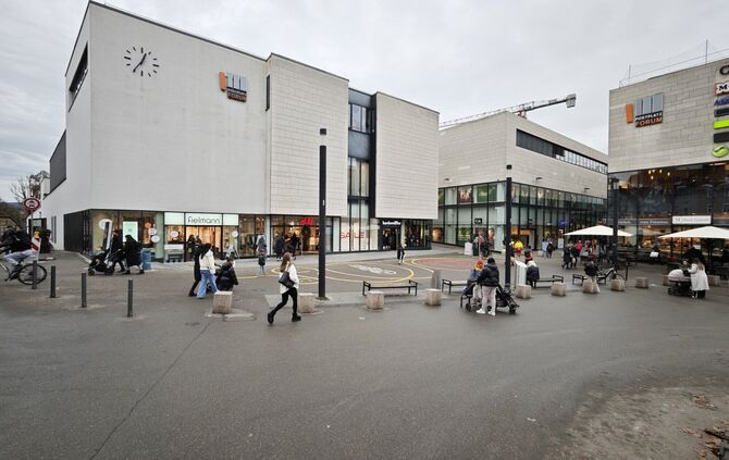 Mausgrau und aschgrau: der Postplatz im Winter. Im Sommer heizt er sich auf wie kaum ein anderer Ort in der Innenstadt.