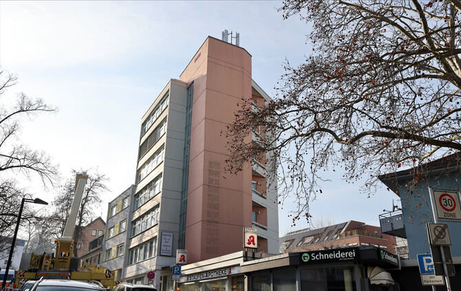 Ganz oben auf dem Gebäude in der Heinrich-Küderli-Straße steht ein Mobilfunkmast.