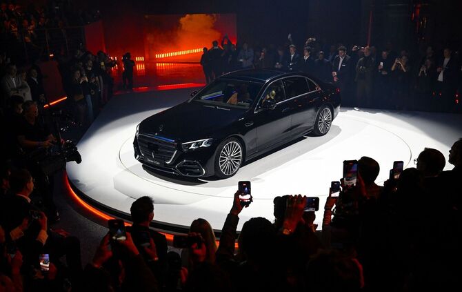 Mercedes-Benz stellt überarbeitete S-Klasse vor