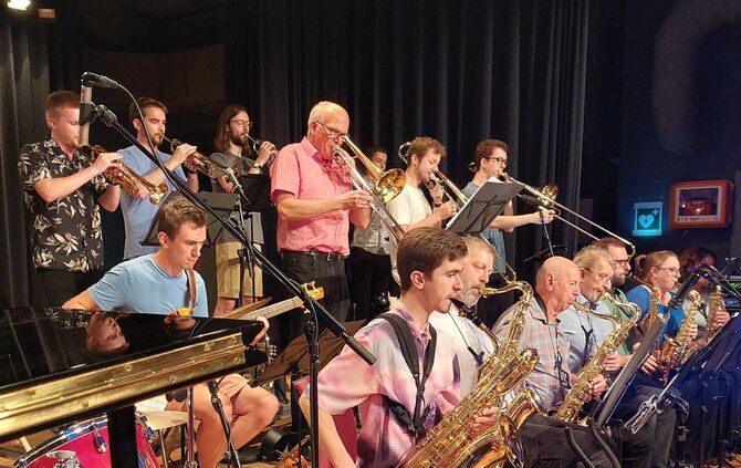Zwei Amateur-Bigbands spielen beim Bigband Meeting in der Alten Kelter Korb. Die Musiker präsentieren Swing-Klassiker und modern