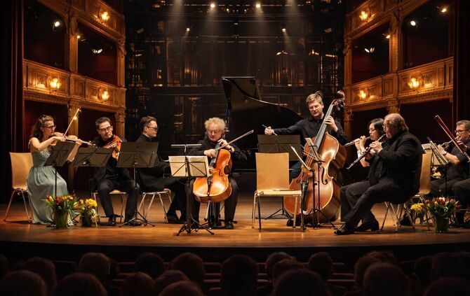 Beim Konzertabend "Klassik im Täle" in der Gemeindehalle Unterweissach kann das Publikum am Valentinstag bekannten Arien und Mel
