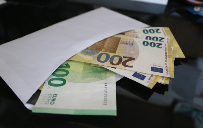 euro scheine geld scheingeld 200 bargeld umschlag symbol symbolbild symbolfoto