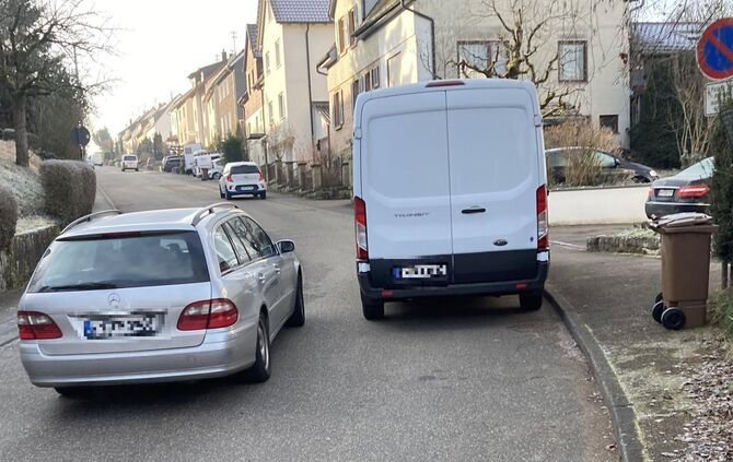 Das soll künftig nicht mehr passieren: Dass genau in der Kurve an einem parkenden Auto vorbeigefahren werden muss, ohne genügend