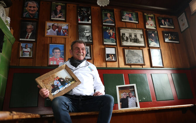 Jürgen Knödler gibt die Weinstube Traube auf, er hat keinen Nachfolger. Das Abschiedsfoto zeigt ihn vor der Wand in der Gaststub