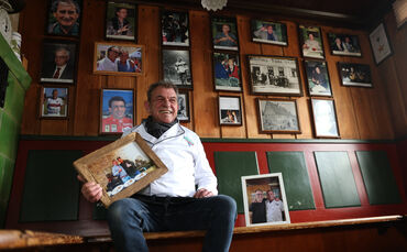 Jürgen Knödler gibt die Weinstube Traube auf, er hat keinen Nachfolger. Das Abschiedsfoto zeigt ihn vor der Wand in der Gaststub