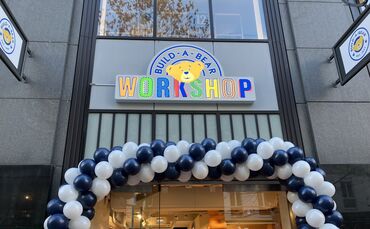 In Stuttgart können Kinder und Erwachsene nun einen eigenen Teddybären herstellen und Fähigkeiten beibringen.