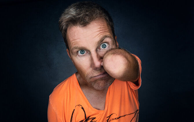 Martin Fromme spielt (und singt) sein amüsantes, aber auch nachdenklich machendes Programm mit dem doppeldeutigen Namen "Armleuc