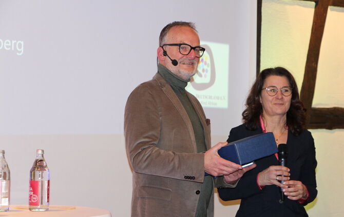 Frank Plasberg mit Ilka Winz-Denu, der Präsidentin des Lions Club Winterbach, bei seinem Vortrag: "Die Welt als Dschungelcamp -