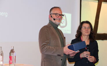 Frank Plasberg mit Ilka Winz-Denu, der Präsidentin des Lions Club Winterbach, bei seinem Vortrag: "Die Welt als Dschungelcamp - 