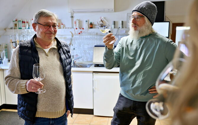 Horst Klingler und Jürgen Petershans bei der Verkostung im "Sensorikraum" im Weinlabor Klingler.