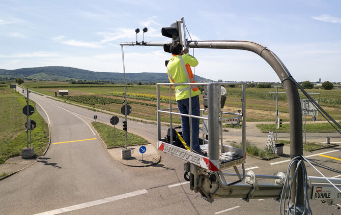 Die provisorischen Ampelanlage an der Kreuzung L1199 / L1201 ist im Sommer 2025 aufgebaut worden - warum steht sie immer noch? (