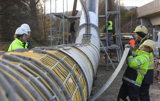Arbeiter bereiten den Düker zur Verlegung in der Rems vor.