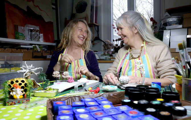 Nana Rückert und ihre Freundin Deva Prem (links) gestalten beim gemeinsamen Kreativ-Tagen in Schorndorf zauberhafte Miniatur-Lan