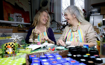 Nana Rückert und ihre Freundin Deva Prem (links) gestalten beim gemeinsamen Kreativ-Tagen in Schorndorf zauberhafte Miniatur-Lan