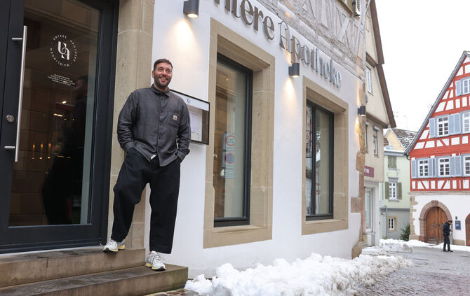 Pablo Fernandez vor seiner "Unteren Apotheke" am Markplatz. Er teilt seine Zeit nun auf: auf Waiblingen und das "Vetter" in Stut