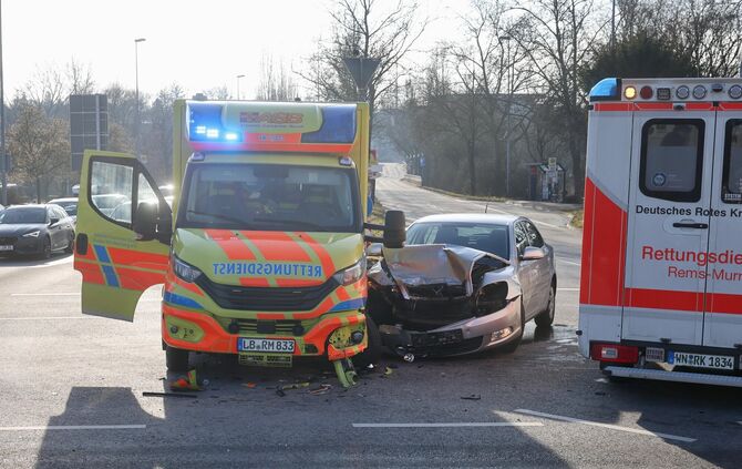 Auf der Kreuzung vor dem Hallenbad in Waiblingen kollidierten am Samstag (31.01.) ein Pkw und ein Rettungswagen.