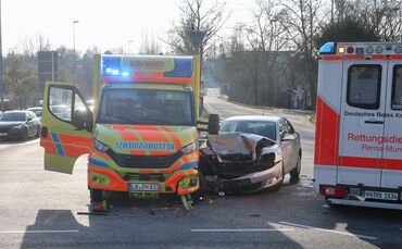 Auf der Kreuzung vor dem Hallenbad in Waiblingen kollidierten am Samstag (31.01.) ein Pkw und ein Rettungswagen.