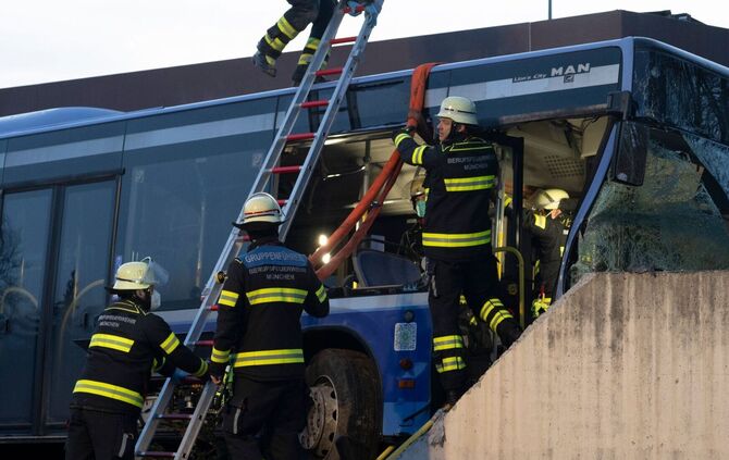 Bus kracht gegen Mauer – ein Toter und mehrere Verletzte
