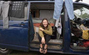 Verena Klaps (27) hat vor zwei Jahren ihren Job an den Nagel gehängt - seit dem lebt sie in einem umgebauten Van.