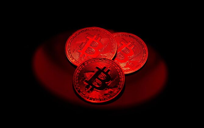 Bitcoin-Münzen liegen auf einem Tisch