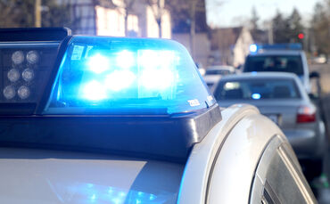 Der 18-jährige BMW-Fahrer erkannte den abbiegenden Lkw mit Sattelzug zu spät. (Symbolfoto).