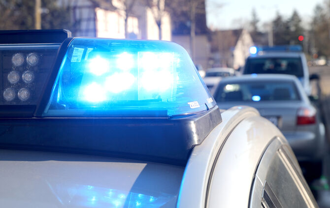 Der 18-jährige BMW-Fahrer erkannte den abbiegenden Lkw mit Sattelzug zu spät. (Symbolfoto).