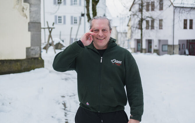 Rüdiger Gamm am verschneiten Kirchplatz in Welzheim