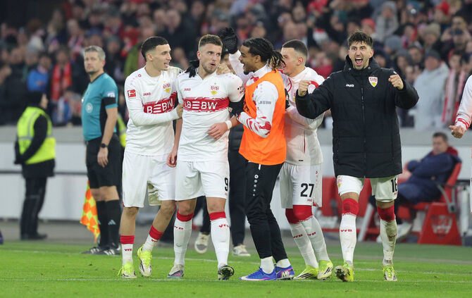 Der Mann der Stunde: Ermedin Demirovic (zweiter von links) traf traumhaft zum 1:0.