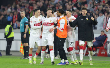 Der Mann der Stunde: Ermedin Demirovic (zweiter von links) traf traumhaft zum 1:0.