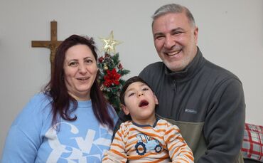 Abraham Bahhi und seine Frau Elizabeth Ghazrian mit ihrem Sohn Malkischua.