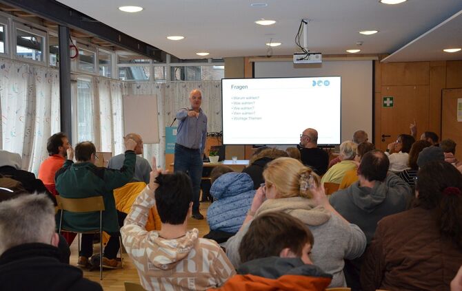 Jürgen Lutz von der Diakonie Stetten informiert in Einfacher Sprache über die Landtagswahl Baden-Württemberg am 8. März 2026.