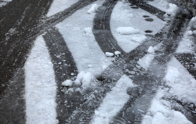 Jugendliche haben Schnee und Eisplatten auf fahrende Autos geworfen (Symbolfoto).