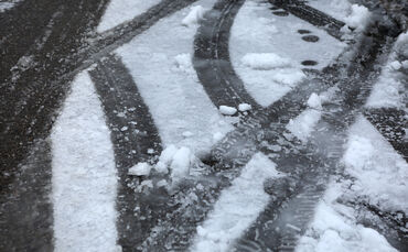 Jugendliche haben Schnee und Eisplatten auf fahrende Autos geworfen (Symbolfoto).