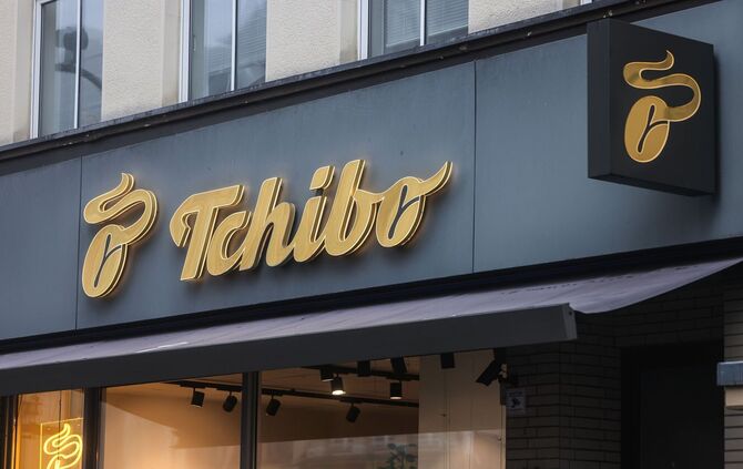 Tchibo verkauft Kaffee unter anderem in seinen Filialen. (Symbolbild)