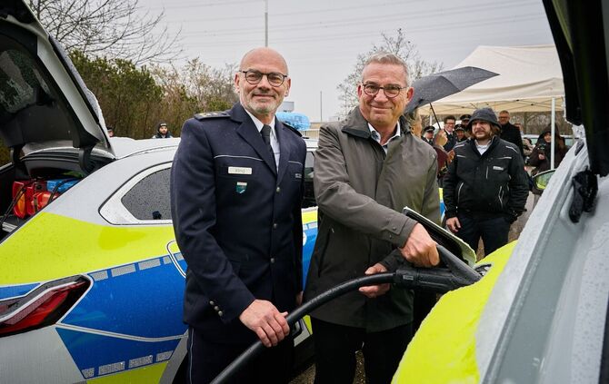 Polizei testet E-Autos auf Autobahnen und Ladesäule