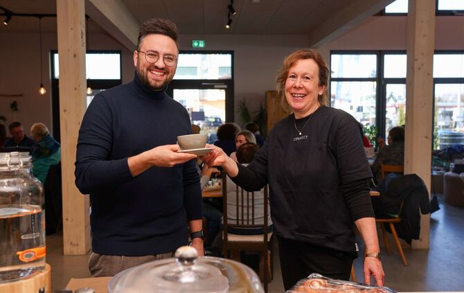 Pastor Micha Pfrommer und Geschäftsführerin Claudia Bürkle im Café "Connect".