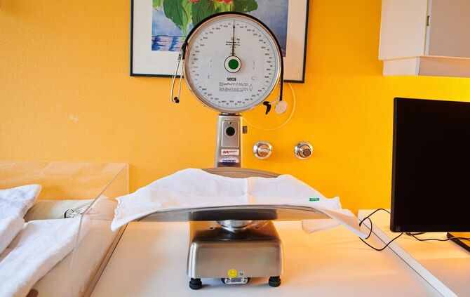 Geburtstag und Babyglück am selben Tag. (Symbolbild)