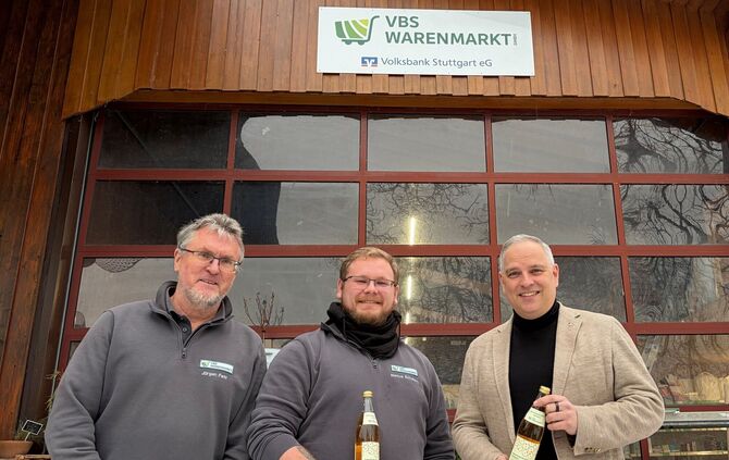 Von links: Jürgen Fett, Markus Schubert, der neue Marktleiter, und Daniel Linert, der Geschäftsführer der VBS Warenmarkt GmbH.
