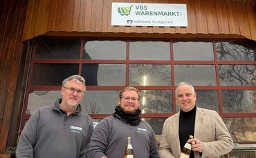 Von links: Jürgen Fett, Markus Schubert, der neue Marktleiter, und Daniel Linert, der Geschäftsführer der VBS Warenmarkt GmbH.