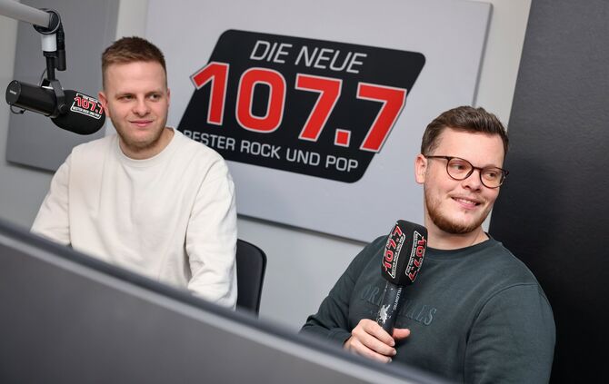 Die Podcast-Hosts Moritz Wagner (links) und Simeon Kramer sprechen über alles Aktuelle rund um den VfB Stuttgart.