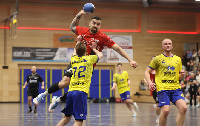 Ungeschlagen: Die Allowa (rotes Trikot) holte in Alfdorf einen lockeren Heimsieg gegen Remshalden.
