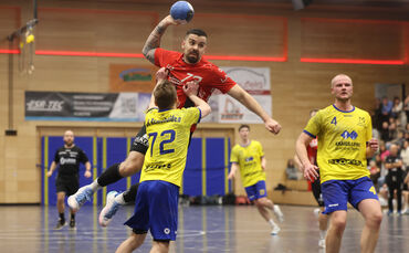 Ungeschlagen: Die Allowa (rotes Trikot) holte in Alfdorf einen lockeren Heimsieg gegen Remshalden.