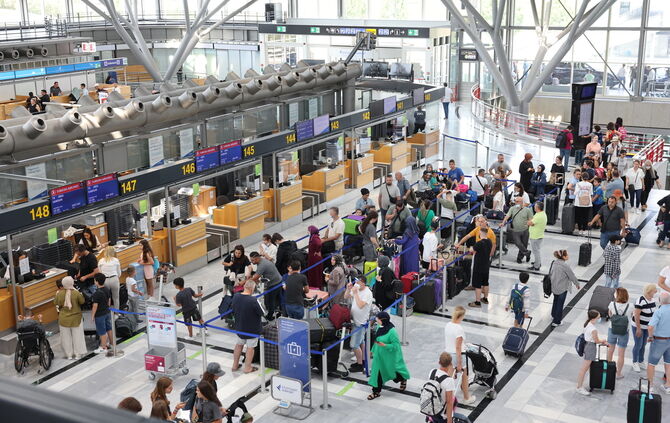 Der Mann wurde am Flughafen Stuttgart im Rahmen der grenzpolizeilichen Einreisekontrolle festgenommen. (Symbolfoto)
