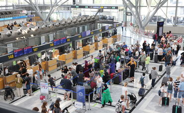 Der Mann wurde am Flughafen Stuttgart im Rahmen der grenzpolizeilichen Einreisekontrolle festgenommen. (Symbolfoto)
