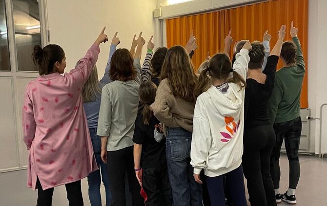In der Tanzwerkstatt Schorndorf wird für den Tanz-Flashmob für One Billion Rising geübt.