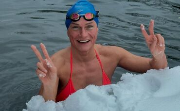 Sabine Steinke gehört zu den weltbesten Eisschwimmerinnen in ihrer Altersklasse.