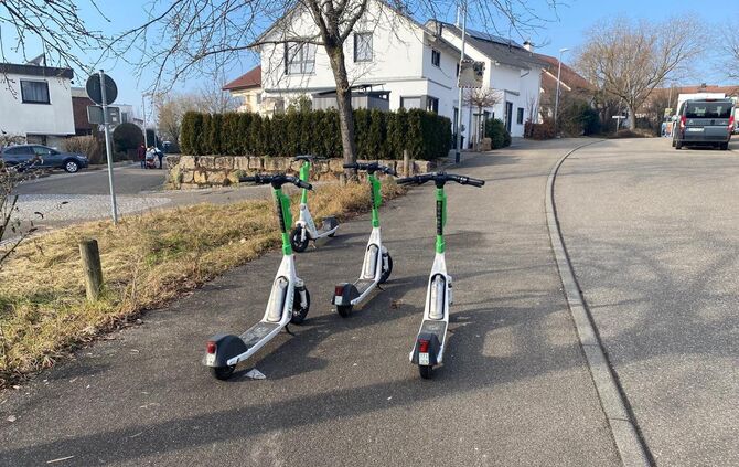 Im Wendelkönig stehen die Scooter mitten im Weg - das ärgert Anwohner Torsten Hauser. Eigentlich können die Scooter nur in vorge
