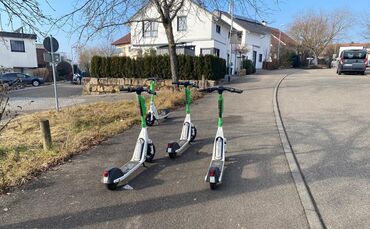 Im Wendelkönig stehen die Scooter mitten im Weg - das ärgert Anwohner Torsten Hauser. Eigentlich können die Scooter nur in vorge