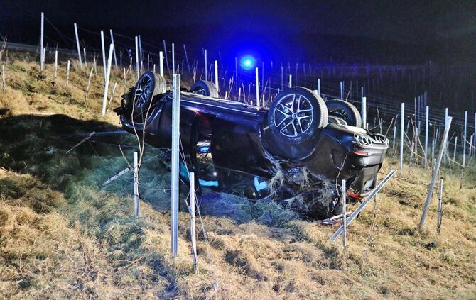 Das Auto überschlug sich und blieb auf dem Dach liegen.
