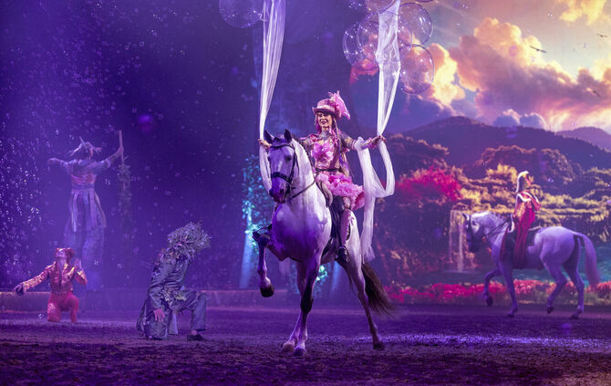 Cavalluna entführt die Zuschauerinnen und Zuschauer in eine magische Pferdewelt.